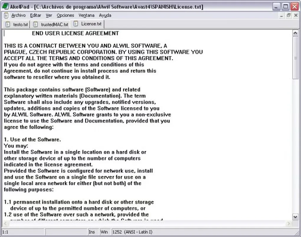 AkelPad on Windows with Spanish menus, three document tabs and a license text file open