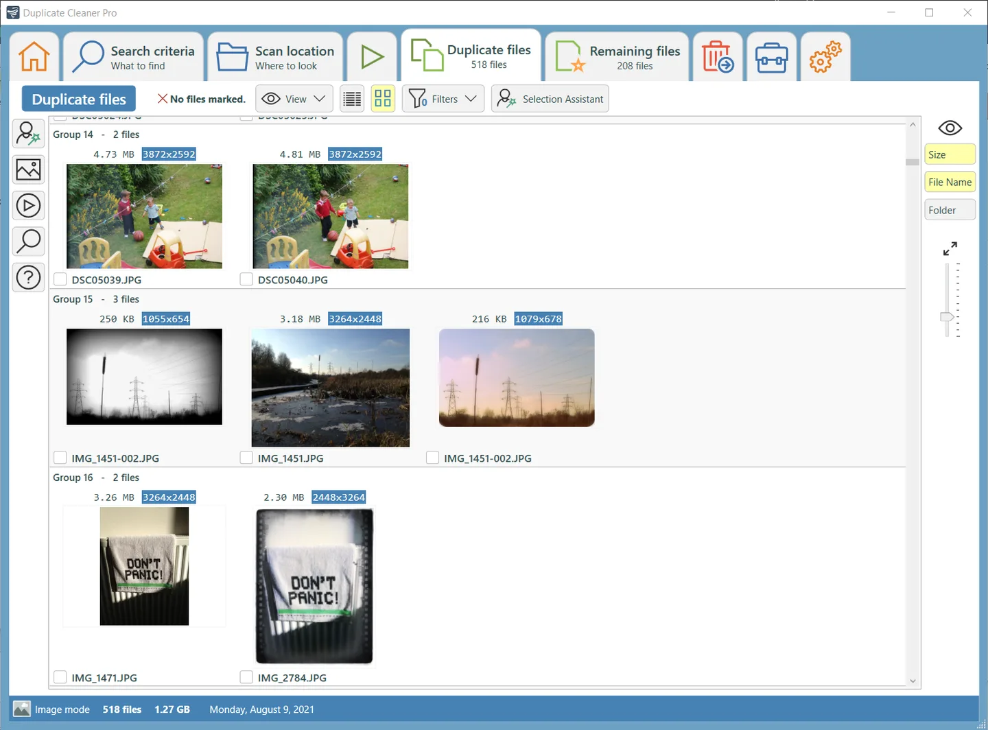 Duplicate Cleaner Pro showing grouped photo matches, selection checkboxes and the Selection Assistant in thumbnail view.