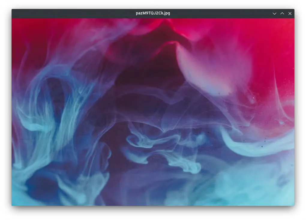 qView showing a pink and cyan image in a minimal window; cross-platform screenshot from the Softonic gallery.
